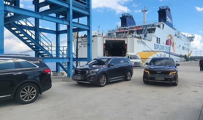 울릉도에는 성수기 하루 200여대의 차량이 울릉도를 찾는다. /김두한 기자