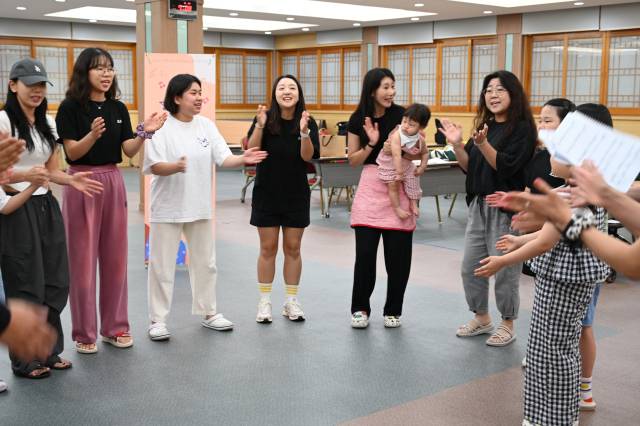 지난달 진해아트홀 2층 컨벤션홀에서 진행된 ‘내 이름은 뚜이띠엔입니다’ 연습 현장에서 창원시민뮤지컬단 단원들이 함께 노래를 부르고 있다./장유진 기자/