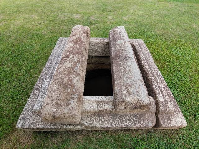 김유신 장군의 집터에 남아 있는 재매정.