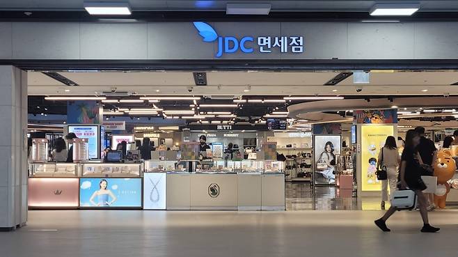 제주국제공항 대합실에 있는 JDC 지정면세점 전경.