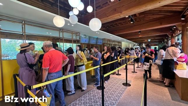 5일 오후 경북 경주시의 맥심가옥 내 맛있당에서 방문객들이 커피 메뉴를 주문하기 위해 줄을 서고 있다. / 사진=정혜인 기자 hij@