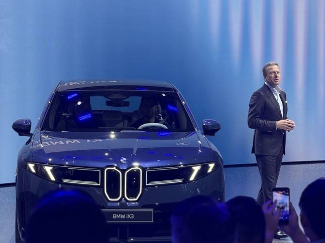 8일(현지시간) 독일 뮌헨 메쎄에서 열린 'IAA 모빌리티 2025'에서 올리버 집세 BMW 그룹 회장이 '뉴 iX3'를 소개하고 있다./사진=백유진 기자 byj@