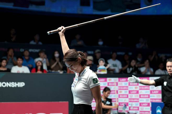 우승을 확정지은 뒤 큐를 높이 들어 기뻐하느 김가영. 사진=PBA