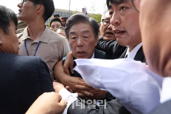 [이데일리 노진환 기자] 김형석 독립기념관장이 8일 오전 서울 여의도 국회 소통관에서 기자회견 후 퇴진을 요구하는 시민단체 회원들의 항의를 받으며 소통관을 나서고 있다.