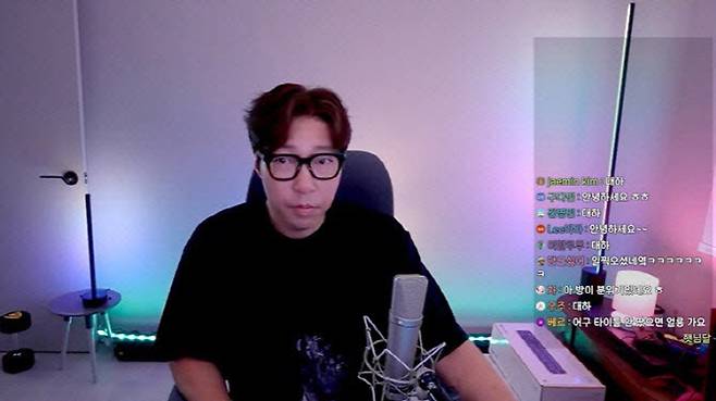 지난 4일 라이브 방송을 진행한 구독자 144만명 유튜버 대도서관(46·본명 나동현). (사진=대도서관 유튜브 채널 캡처)