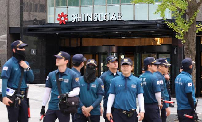 5일 오후 서울 중구 신세계백화점 본점에 폭발물을 설치했다는 신고가 접수돼 경찰이 주변을 통제하고 있다.(사진=뉴시스)