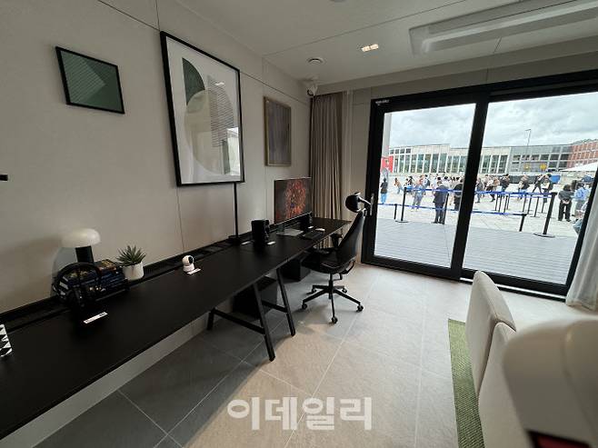 5일(현지시간) 독일 베를린에서 열린 유럽 최대 가전 전시회 ‘IFA 2025’에서 삼성전자가 조성한 스마트 모듈러 홈 체험관 내부 다목적실 모습.(사진=공지유 기자)