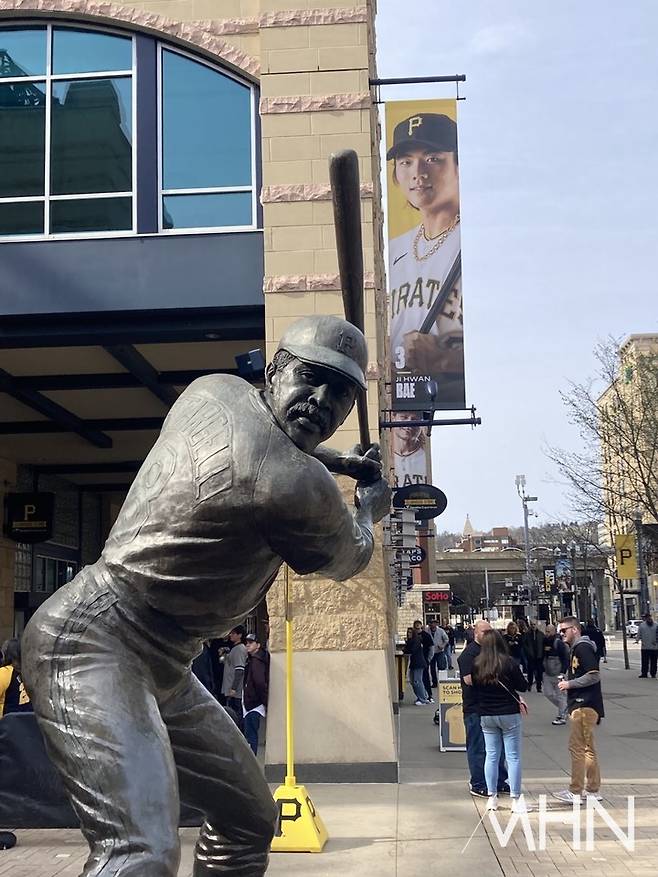 (피츠버그 홈구장 'PNC 파크' 외벽에 걸려 있는 배지환 사진)