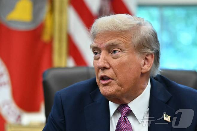 도널드 트럼프 미국 대통령이 5일(현지시간) 미국 국방부 명칭을 '전쟁부'로 바꾸는 행정명령에 서명한 뒤 기자들의 질문에 답하고 있다. 2025.09.05. ⓒ AFP=뉴스1 ⓒ News1 류정민 특파원