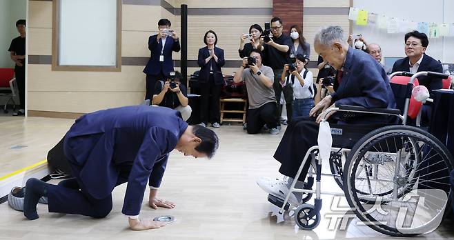 권오을 국가보훈부 장관이 8일 전북 전주시 전주보훈요양원 강당에서 열린 이석규 애국지사 상수연에 참석해 큰절을 올리고 있다. ⓒ News1 유경석 기자