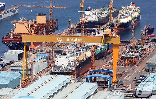 경남 거제시 한화오션 거제사업장에 대형 크레인과 건조 중인 선박이 보이고 있다. /뉴스1 ⓒ News1