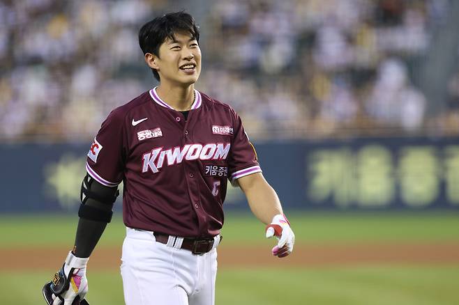 키움 송성문이 서울 잠실구장에서 열린 2025 KBO리그 LG전에서 모자를 벗은 뒤 더그아웃으로 향하고 있다. 사진 | 키움 히어로즈