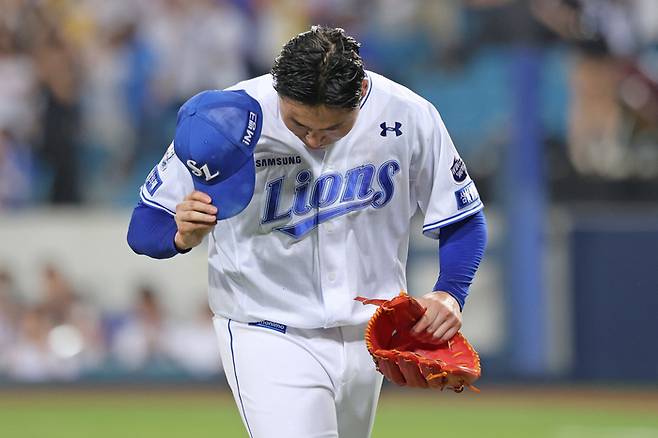 삼성 이승현이 4일 대구삼성성라이온즈파크에서 열린 2025 KBO리그 LG전에서 9회 1사에서 신민재에게 홈런을 허용한 뒤 마운드에서 내려오고 있다. 이날 이승현은 노히트노런을 앞두고 있었다. 사진 |  삼성 라이온즈