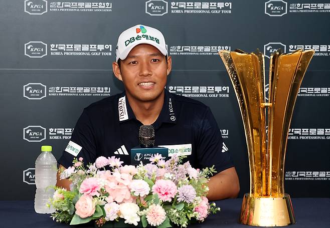 문도엽이 7일 전남 영암 골프존카운티 영암45 카일필립스 코스에서 열린 KPGA 투어 파운더스컵 최종 라운드에서 우승한 후 인터뷰를 하고 있다. 사진 | KPGA