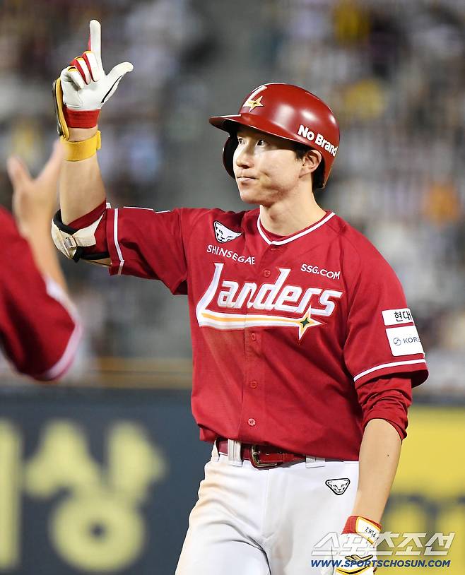 7일 서울 잠실구장에서 열린 SSG-LG전. 8회초 2사 2, 3루 박성한이 2타점 적시타를 친 후 기뻐하고 있다.  잠실=정재근 기자 cjg@sportschosun.com/2025.9.7/