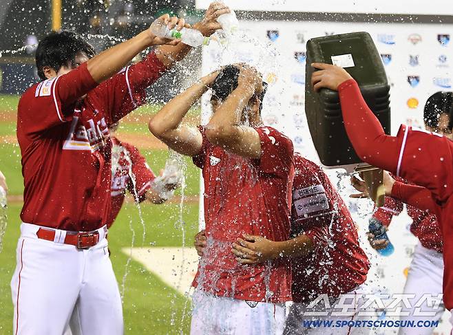 7일 서울 잠실구장에서 열린 SSG-LG전. SSG가 7대3으로 승리했다. 2000 탈삼진 대기록을 달성한 김광현이 경기 후 후배들의 물세례를 받고 있다. 잠실=정재근 기자 cjg@sportschosun.com/2025.9.7/