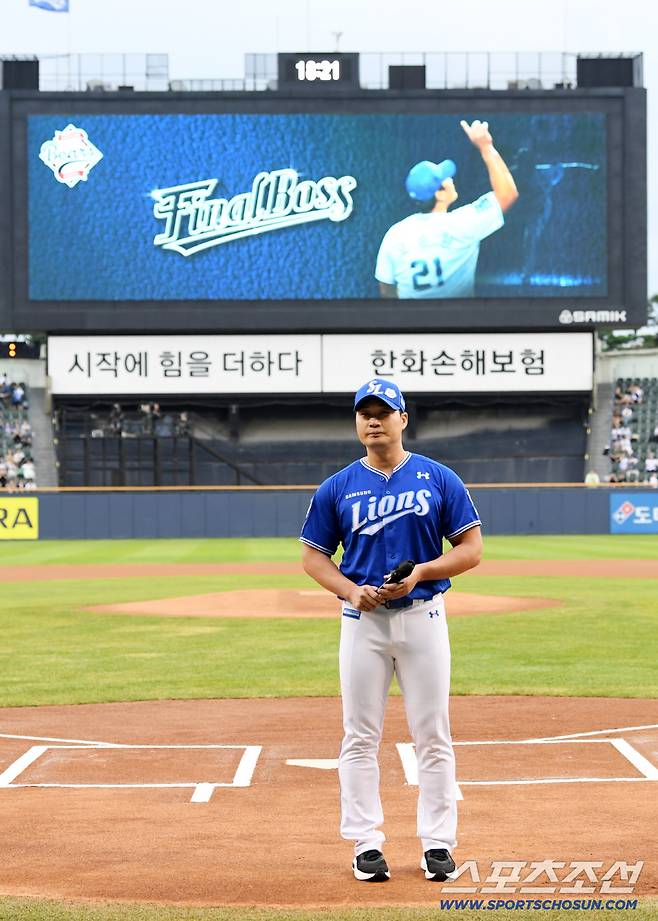 28일 잠실구장에서 열린 두산 베어스와 삼성 라이온즈의 경기 시작 전 오승환 은퇴 투어 행사가 진행됐다. 오승환이 기념촬영을 하고 있다. 잠실=박재만 기자 pjm@sportschosun.com/2025.08.28/