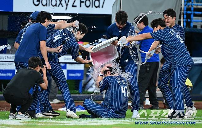 7일 대구 삼성라이온즈파크에서 열린 한화와 삼성의 경기, 삼성이 4대3으로 승리했다. 통산 350홈런을 달성한 강민호가 동료들에게 축하 물세례를 받고 있다. 대구=허상욱 기자wook@sportschosun.com/2025.09.07/