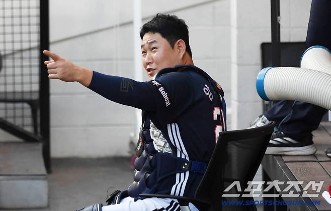 19일 대전 한화생명볼파크에서 열린 한화 이글스와 두산 베어스의 경기. 두산 양의지가 후배들을 칭찬하고 있다. 대전=박재만 기자 pjm@sportschosun.com/2025.08.19/