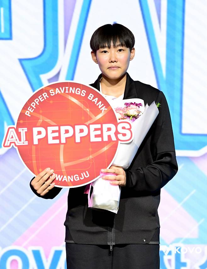 페퍼저축은행 유니폼을 입게된 세화여고 미들블로커 김서영. 사진제공=KOVO