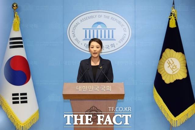 강 전 대변인은 혁신당을 향해 "청년들의 외침을 단순한 사건이 아니라 변화의 출발점으로 받아들여야 한다"고 강조했다. 사진은 지난 4일 서울 여의도 국회 소통관에서 당내 성비위 의혹과 관련한 탈당 기자회견을 하고 있는 강 전 대변인 /뉴시스