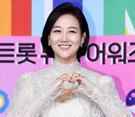 무대 밖의 장윤정은 또 다른 빛을 낸다. 가수로서의 장윤정이 무대를 환하게 밝혀왔다면, 일상의 장윤정은 대중에게 다정한 위로를 건네왔다. 따뜻하고 솔직한 모습은 평소의 심성을 고스란히 반추해낸다. /서예원 기자