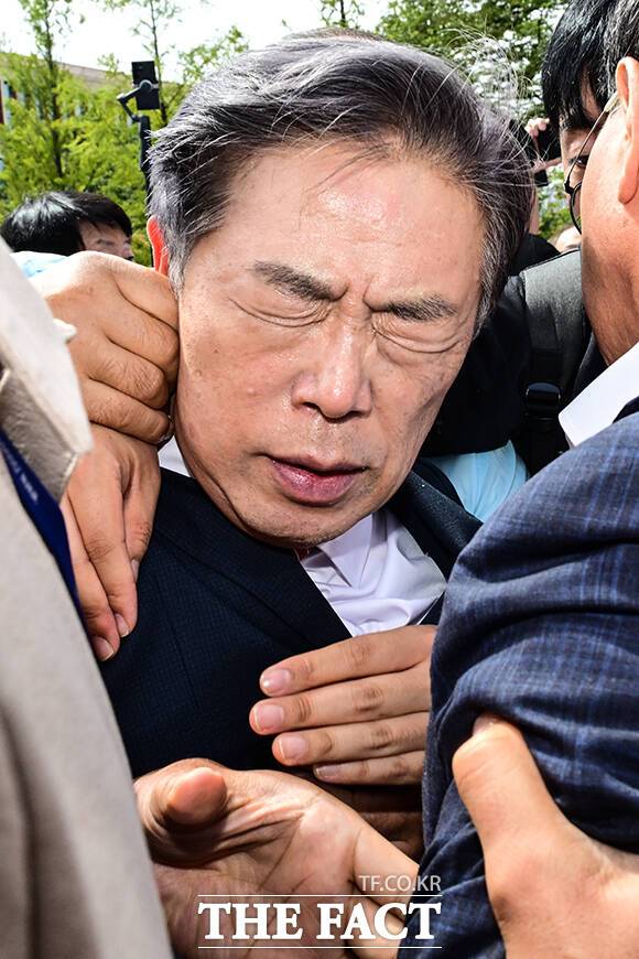 김형석 독립기념관장이 8일 서울 여의도 국회 소통관에서 기자회견을 마친 후 사퇴를 요구하는 시민단체의 항의를 받으며 이동하고 있다. /국회=남윤호 기자