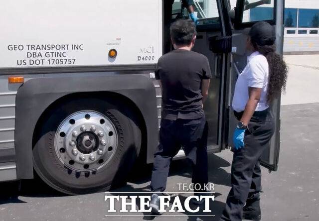 미국 이민 단속 당국이 홈페이지를 통해 지난 4일(현지시간) 조지아주 현대차그룹-LG에너지솔루션의 합작 배터리 공장 건설현장에서 벌인 불법체류·고용 단속 현장 영상을 홈페이지를 통해 공개했다. (사진= ICE 홈페이지 영상 캡쳐) /뉴시스