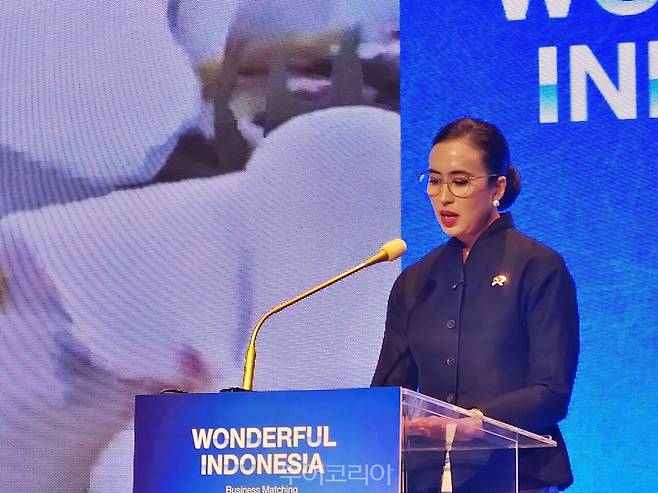 위디얀티 푸트리 와르다나 인도네시아 관광부 장관이 인삿말을 하고 있다
