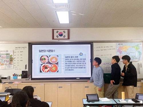 태블릿PC 등 디지털 도구를 활용해 수업을 진행하는 모습.