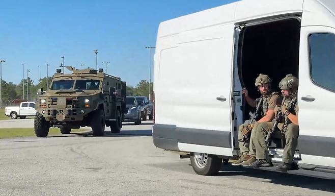미국 국토안보부 이민세관단속국(ICE)이 2025년 9월 4일(현지 시각) 군용차와 총을 든 요원을 동원하고 미국 조지아주 현대차그룹-LG에너지솔루션 합작 배터리 공장 건설 현장으로 출동하는 모습./ICE홈페이지