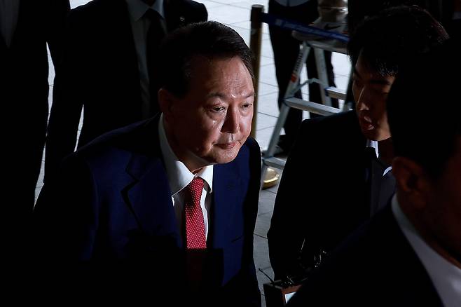 윤석열 전 대통령이 지난 7월 5일 오전 서초구 서울고등검찰청에 마련된 내란특검에서 2차 대면조사를 받기 위해 출석하고 있다. /뉴스1