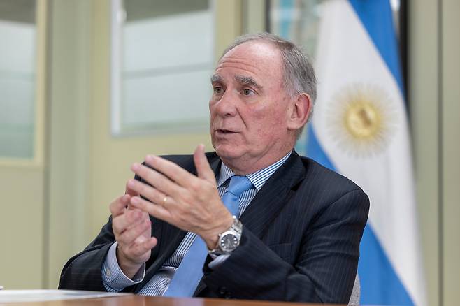 서울 용산구 주한아르헨티나대사관에서 루이스 루세로 아르헨티나 경제부 광업차관이 본지와 인터뷰를 하고 있다. /김지호 기자