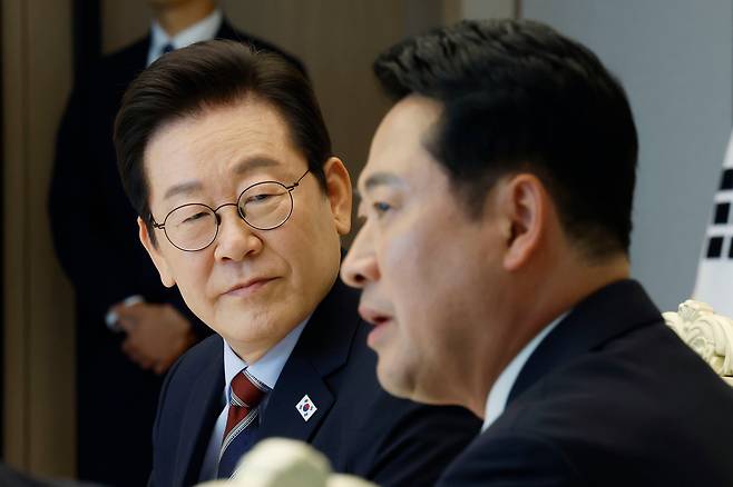 이재명 대통령이 8일 서울 용산 대통령실 청사에서 열린 여야 지도부 오찬 회동에서 장동혁 국민의힘 대표 발언을 듣고 있다./뉴시스