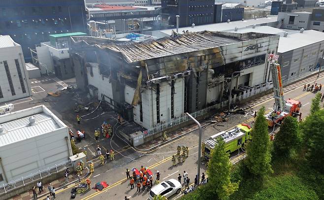 지난해 6월 24일 발생한 리튬전지 제조사 아리셀의 화재 참사 현장. 이 사고로 18명의 외국인 근로자들이 목숨을 잃었다./뉴스1