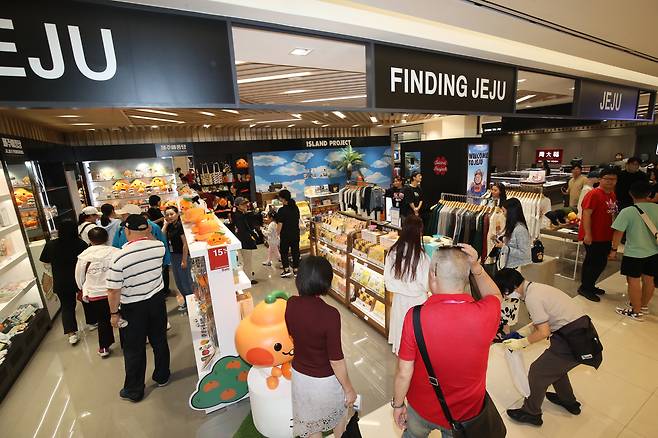 지난 8월 제주시 연동 신라면세점 제주점에서 중국 국적의 크루즈 '블루드림스타호(Blue Dream Star·2만4782t)를 타고 온 관광객들이 쇼핑하고 있다. /뉴스1