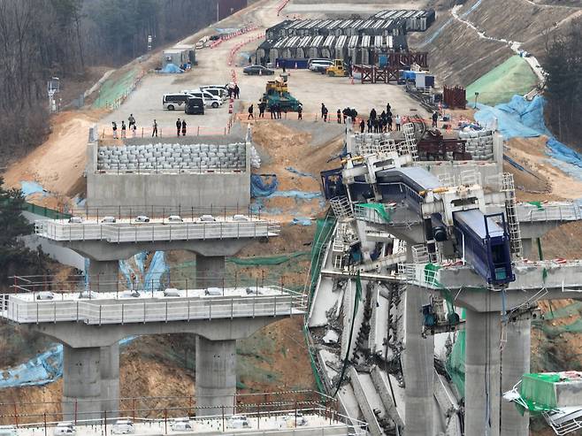 지난 2월 경기 안성시 서운면 산평리 서울~세종고속도로 9공구 교량 상판 붕괴 사고현장에서 유관기관 관계자들이 합동감식을 하고 있다. /뉴스1