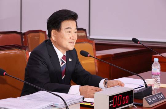 정동영 통일부 장관 후보자가 14일 국회 외교통일위원회에서 열린 인사청문회에 출석해 의원들의 질의에&nbsp; 답변하고&nbsp; 있다.연합뉴스