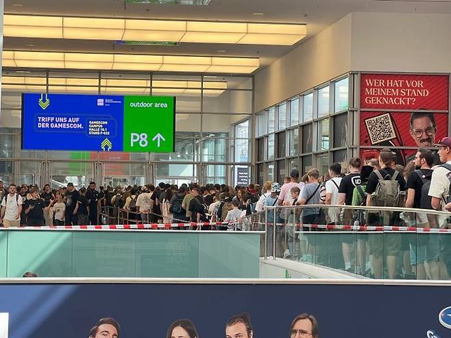 지난 8월 21일(현지시간) '게임스컴 2025'가 열린 독일 쾰른 메세 행사장 전경. 홀을 연결하는 통로가 관람객들로 인산인해를 이루고 있다.ⓒ데일리안 이주은 기자