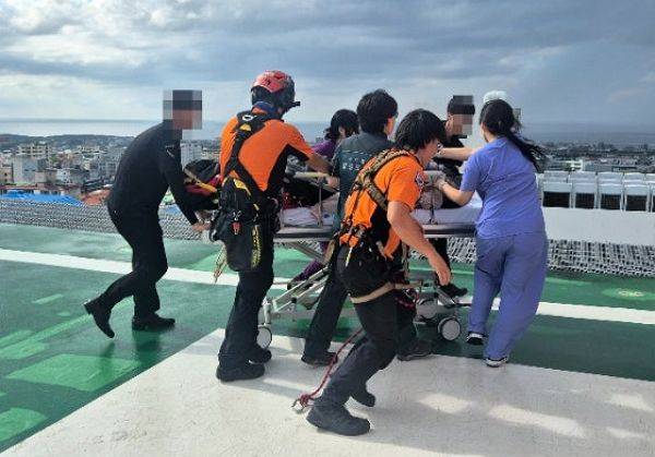 지난 5일 제주 한라산에서 쓰러진 60대 남성이 소방헬기에 의해 병원으로 급히 옮겨지고 있다.ⓒ제주도 소방안전본부 제공