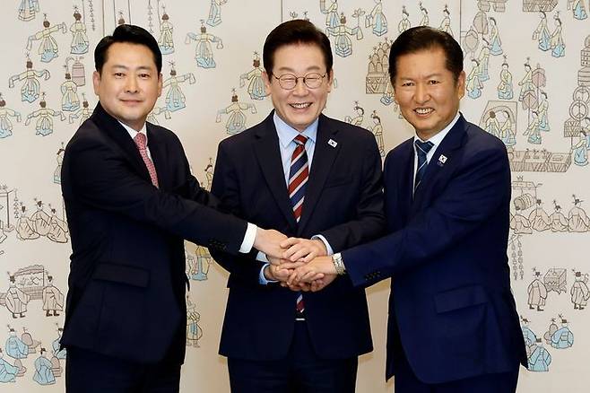 이재명 대통령이 8일 서울 용산 대통령실 청사에서 열린 여야 지도부 오찬 회동에서 정청래 더불어민주당 대표, 장동혁 국민의힘 대표와 기념촬영을 하고 있다. ⓒ뉴시스