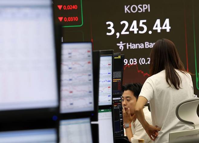 서울 중구 하나은행 딜링룸에서 딜러들이 업무를 보고 있다(자료사진). ⓒ뉴시스