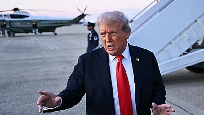 도널드 트럼프 미국 대통령이 7일(현지시간) 워싱턴DC 인근 공항에서 취재진과 대화하고 있다. ⓒAFP/연합뉴스