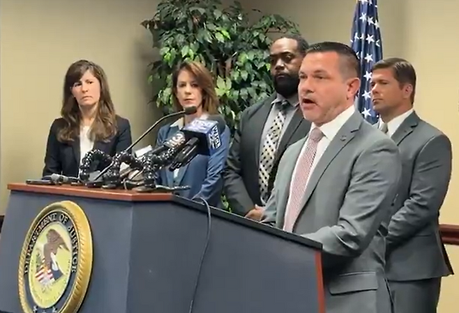 미국 국토안보수사국(HSI)이 5일(현지 시간) 기자회견을 열고 하루 전 조지아주 서배너의 현대차그룹-LG에너지솔루션의 합작 배터리 공장 건설 현장에서 실시한 이민 단속 결과를 발표하고 있다. HSI는 이번 단속이 “단일 현장에서 이뤄진 최대 규모 단속”이라고 밝혔다. 사진 출처 HSI ‘X’