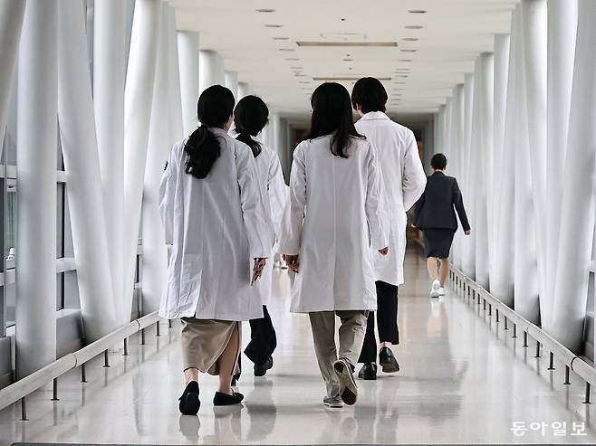 의대 정원에 반발해 병원을 떠났던 사직 전공의 상당수가 업무 현장에 복귀한 1일 오전 서울 시내의 한 대학병원에 의료진이 지나가고 있다. 동아일보DB