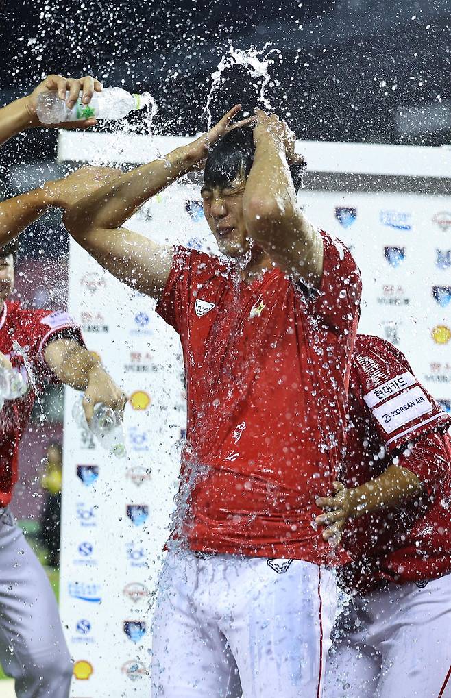 SSG 김광현이 7일 LG전에서 통산 2000탈삼진 기록 달성과 동시에 5이닝 3실점으로 승리를 이끈 뒤 동료들에게 축하 물세례를 받고 있다. 뉴시스