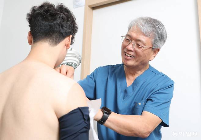 이날 본격적인 진료를 시작하기 전 고원장은 최근 쇄골 골절 수술을 한 요셉의원 봉사자의 상처 드레싱을 해줬다. 신학생으로 영등포시절부터 요셉의원에서 방문진료 활동을 함께 해왔다는 이 봉사자는 새로 옮긴 서울역에서도 빨리 방문진료가 재개되기를 기다리고 있었다.  변영욱 기자 cut@donga.com