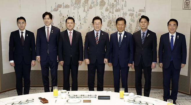 이재명 대통령이 8일 서울 용산 대통령실 청사에서 열린 여야 지도부 오찬 회동에서 정청래 더불어민주당 대표, 장동혁 국민의힘 대표 등 참석자들과 기념촬영을 하고 있다.   왼쪽부터 박준태 국민의힘 당대표 비서실장, 박성훈 국민의힘 수석대변인, 장동혁 국민의힘 대표, 이 대통령, 정청래 더불어민주당 대표, 한민수 더불어민주당 당대표 비서실장, 박수현 더불어민주당 수석대변인. 2025.09.08. 뉴시스