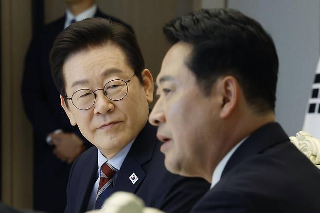 이재명 대통령이 8일 서울 용산 대통령실 청사에서 열린 여야 지도부 오찬 회동에서 장동혁 국민의힘 대표 발언을 듣고 있다. 2025.09.08. 뉴시스