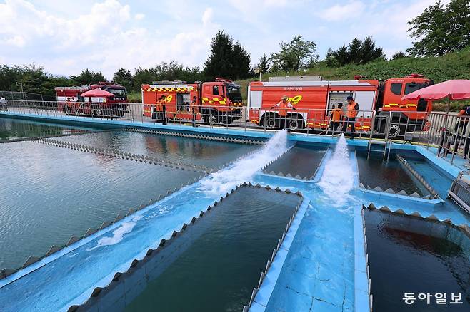 강릉시 운반급수에 투입된 소방차가 홍제정수장에 물을 공급하고 있다. 동아일보DB